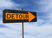 sign that says "detour" on it